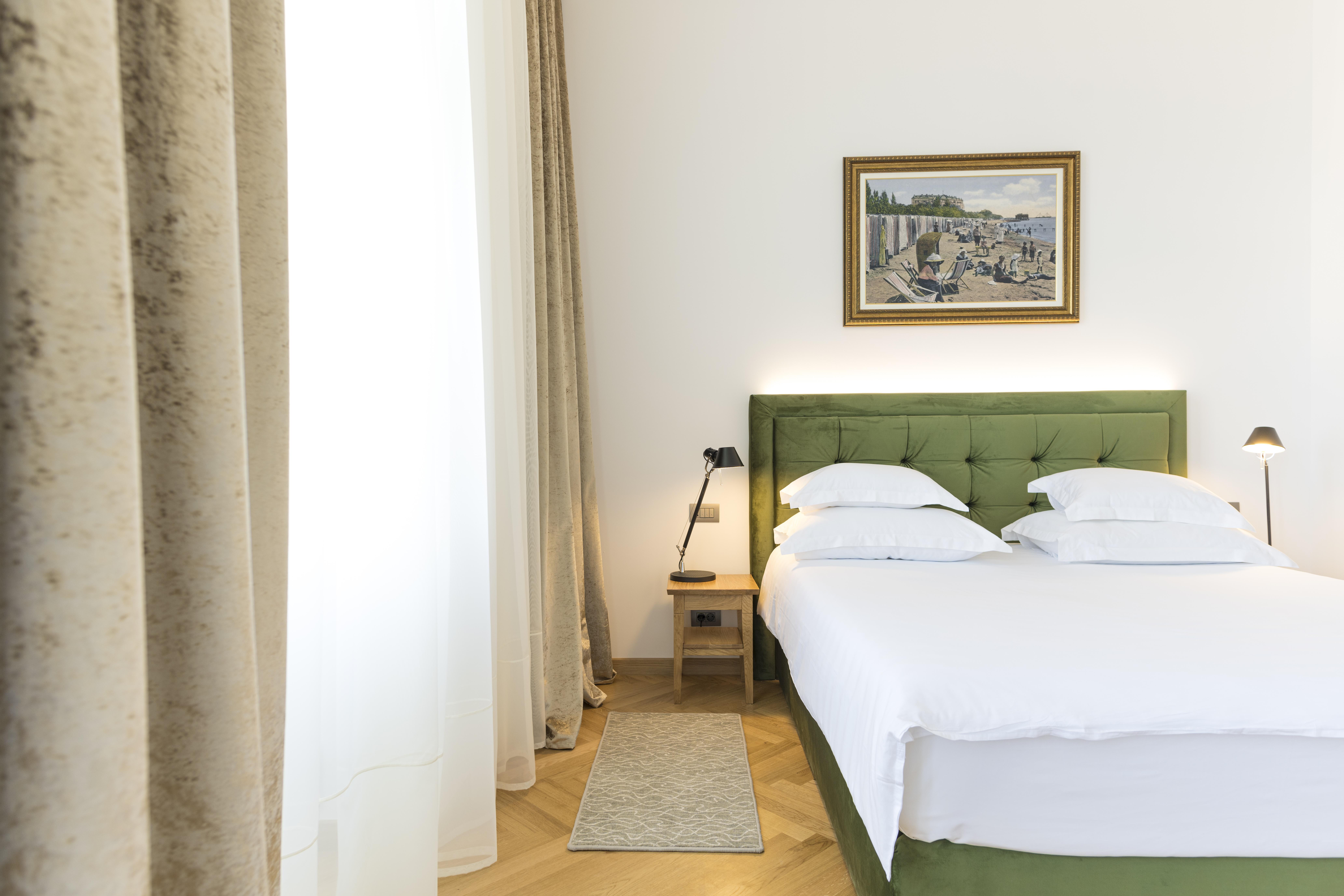 Hotel Miramare Crikvenica Exterior foto A room at the hotel