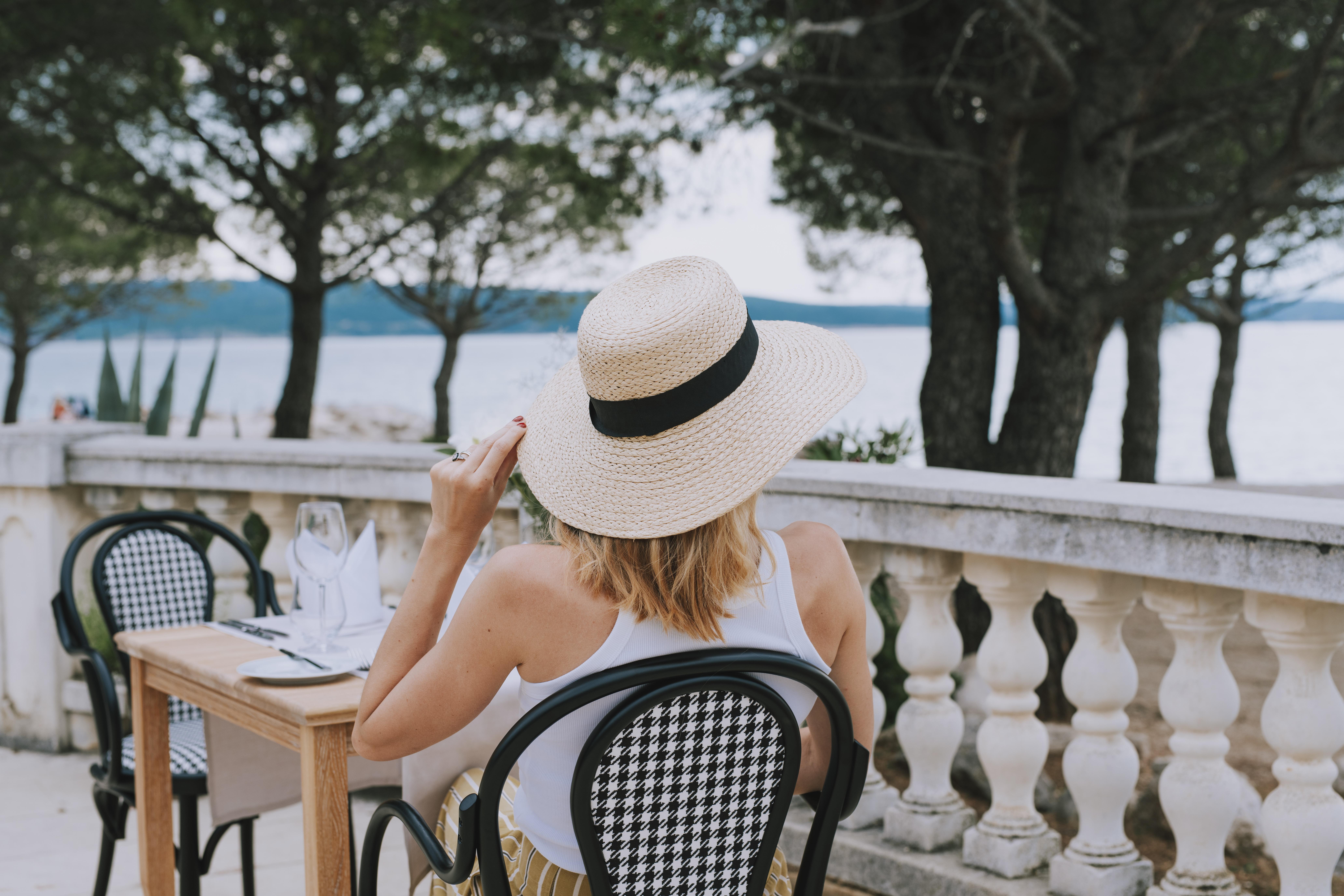 Hotel Miramare Crikvenica Exterior foto A woman wearing a sun hat